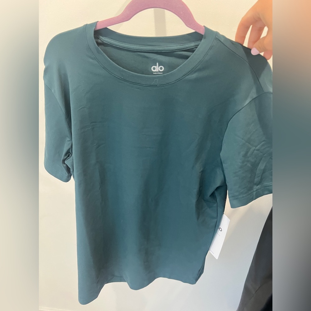 NEW Never worn ALO men’s Conquer Reform Crewneck short sleeve in midnight green